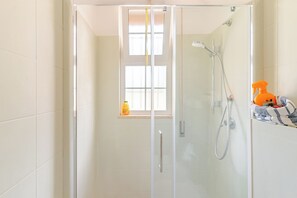 シャワー、ヘアドライヤー、ビデ、タオル