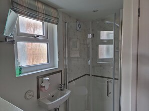 Studio | Bathroom | Shower, free toiletries, hair dryer, towels