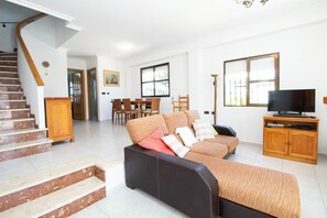 Televisio, pöytäjalkapallopöytä, pöytätennispöytä, kirjoja