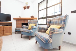 Televisio, pöytäjalkapallopöytä, pöytätennispöytä, kirjoja