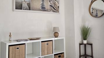 346 - 3 PIECES 4/6 pers. | Oppholdsområde | En 40-centimeters TV med kabel-kanaler