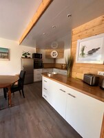 Refrigerador, microondas, placa de cocina, silla alta para bebés