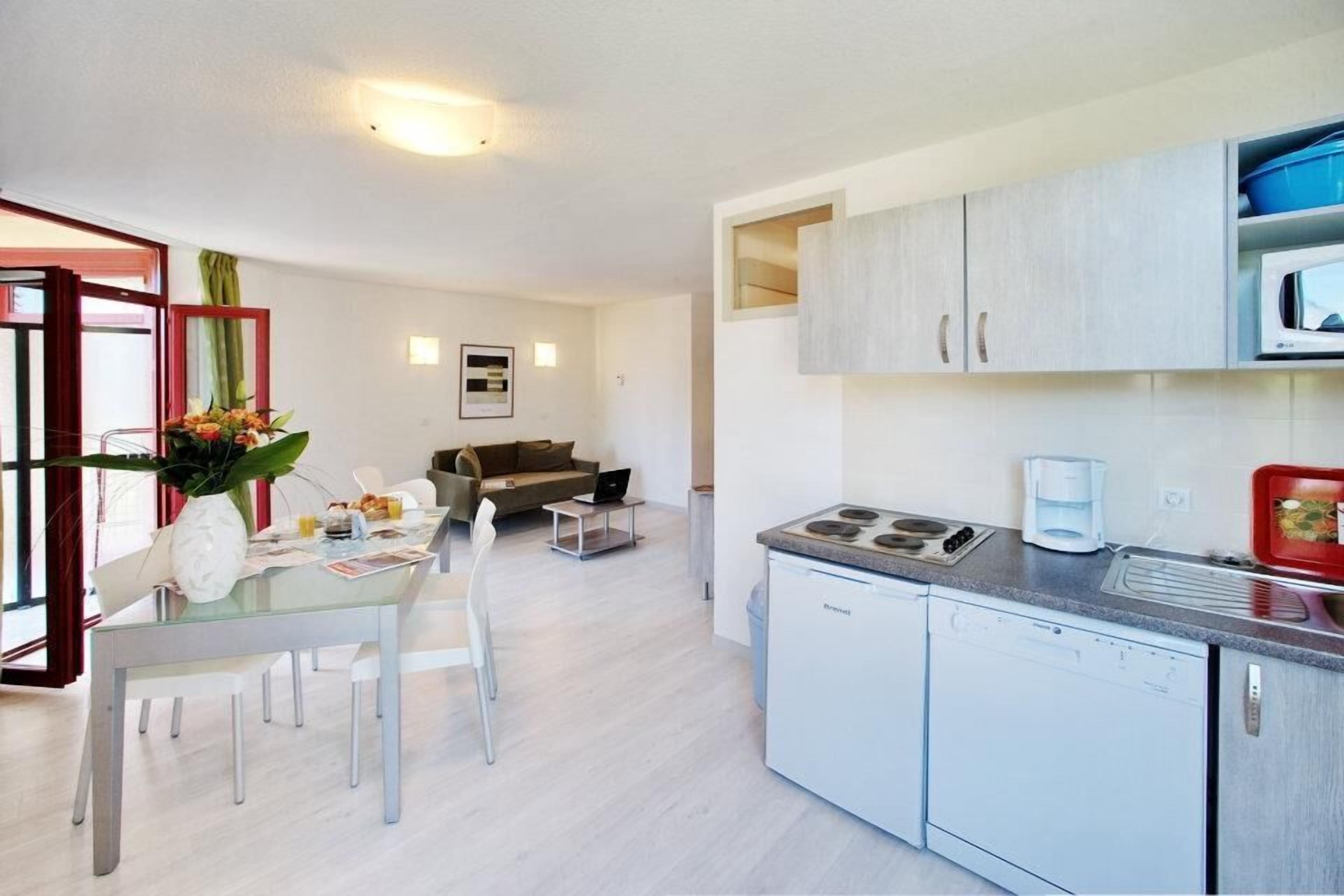 Réfrigérateur, micro-ondes, lave-vaisselle, cafetière/bouilloire