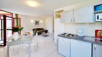Fridge, microwave, dishwasher, coffee/tea maker