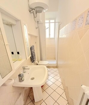 Douche, sèche-cheveux, bidet, serviettes fournies