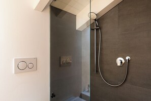 Appartement | Salle de bain | Douche, articles de toilette (gratuits), séchoir à cheveux, bidet