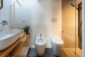 Apartment | Bathroom | Shower, free toiletries, hair dryer, bidet