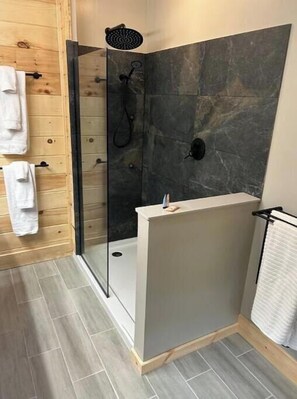 Handtücher, Seife, Shampoo, Toilettenpapier