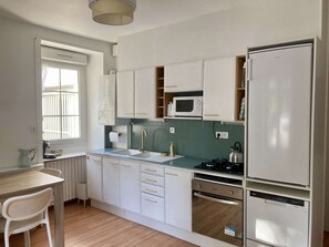 Geladeira, micro-ondas, fogão, lava-louças