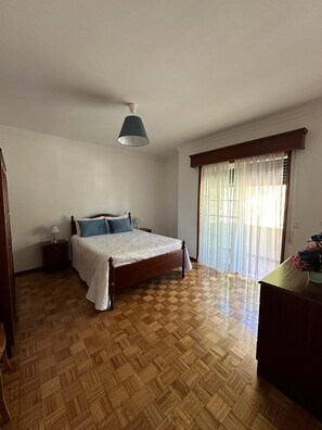 4 slaapkamers, een strijkplank/strijkijzer, wifi, beddengoed