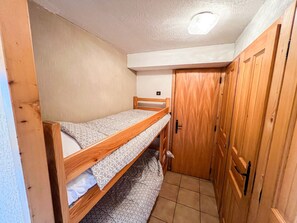 1 chambre, fer et planche à repasser, draps fournis