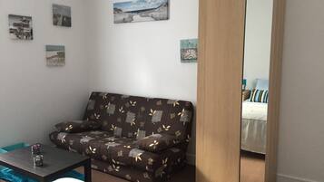 Een strijkplank/strijkijzer, wifi, beddengoed