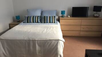 Een strijkplank/strijkijzer, wifi, beddengoed