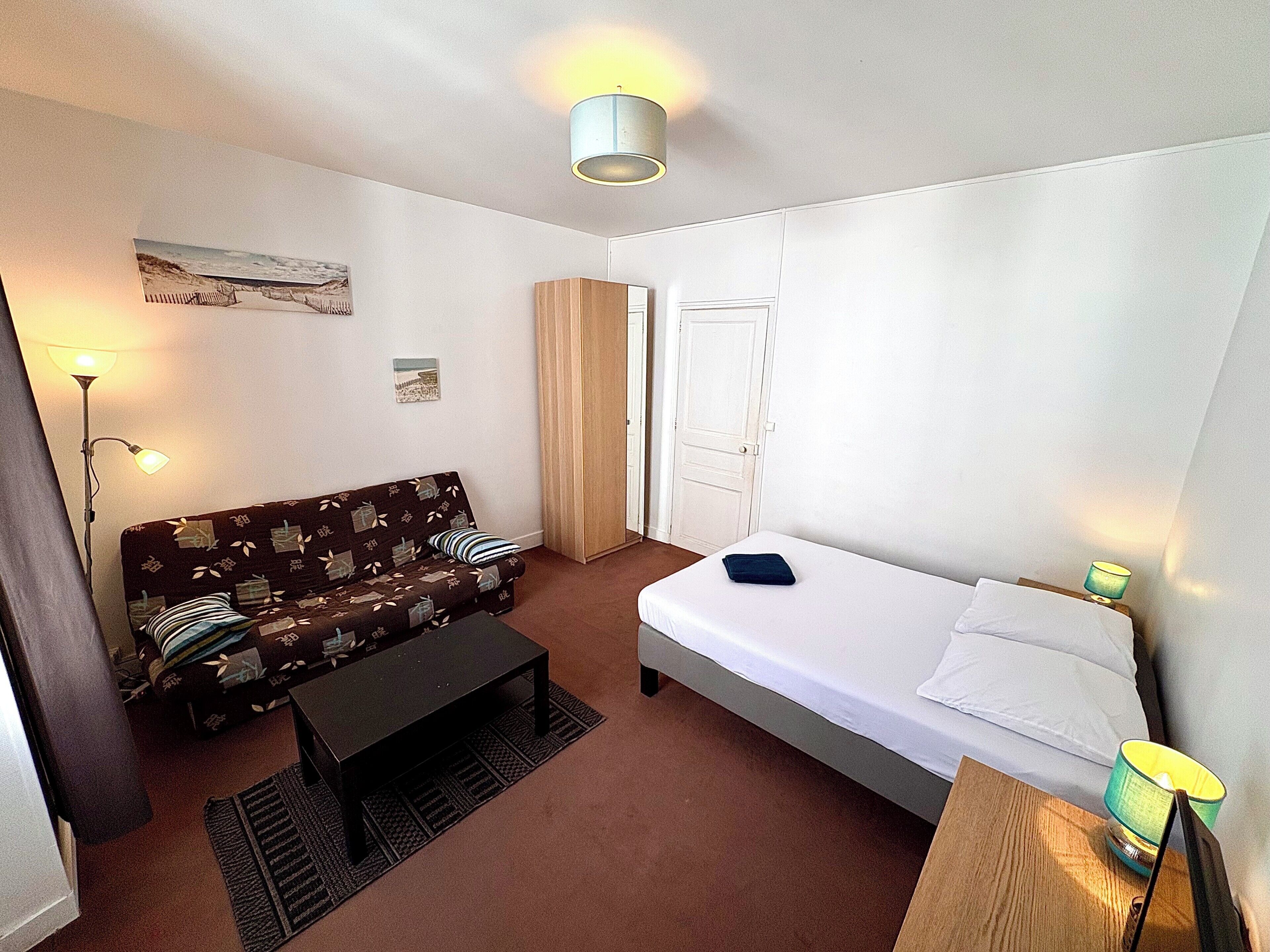 Iron/ironing board, WiFi, bed sheets