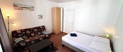 Iron/ironing board, WiFi, bed sheets