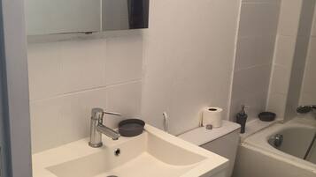 SĂšche-cheveux, serviettes fournies