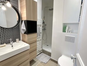 Sèche-cheveux, serviettes fournies