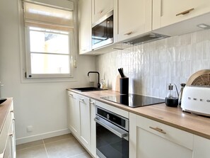 Fridge, microwave, dishwasher, coffee/tea maker - Elegant Haussmann Parisian flat close Eiffel Tower (Paris)