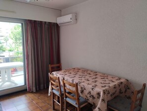Dining - Pleasant studio near the sea (Cavalaire-sur-Mer)