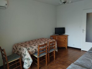 1 habitación y tabla de planchar con plancha 