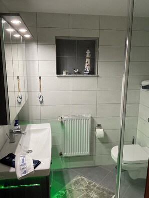 Shower, hair dryer, towels, soap - Moderne Fewo in Ruhiger Lage am Radweg Gelegen mit Gartennutzung (Murchin)