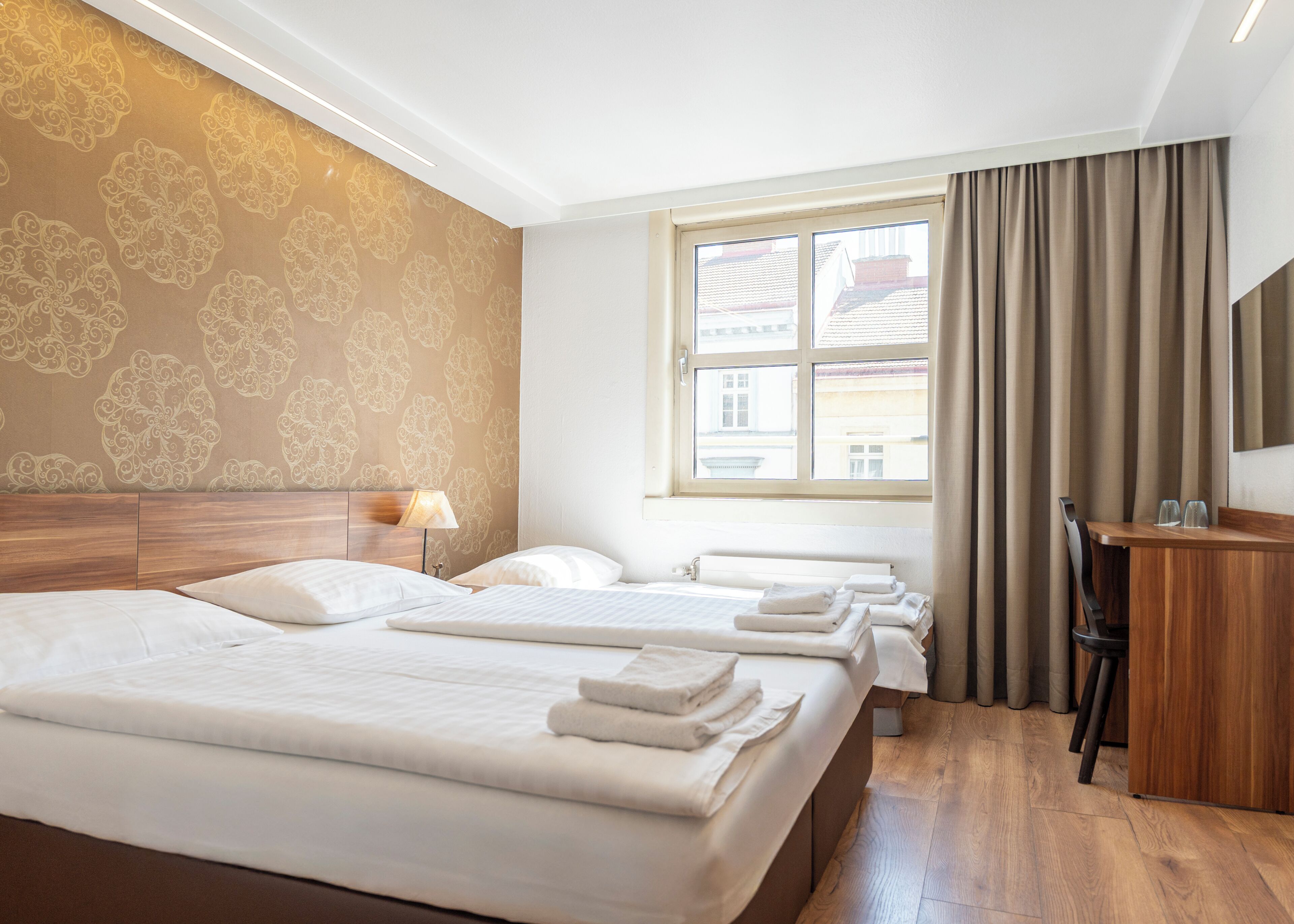Quarto triplo standard | Roupas de cama antialérgicas, cofres nos quartos