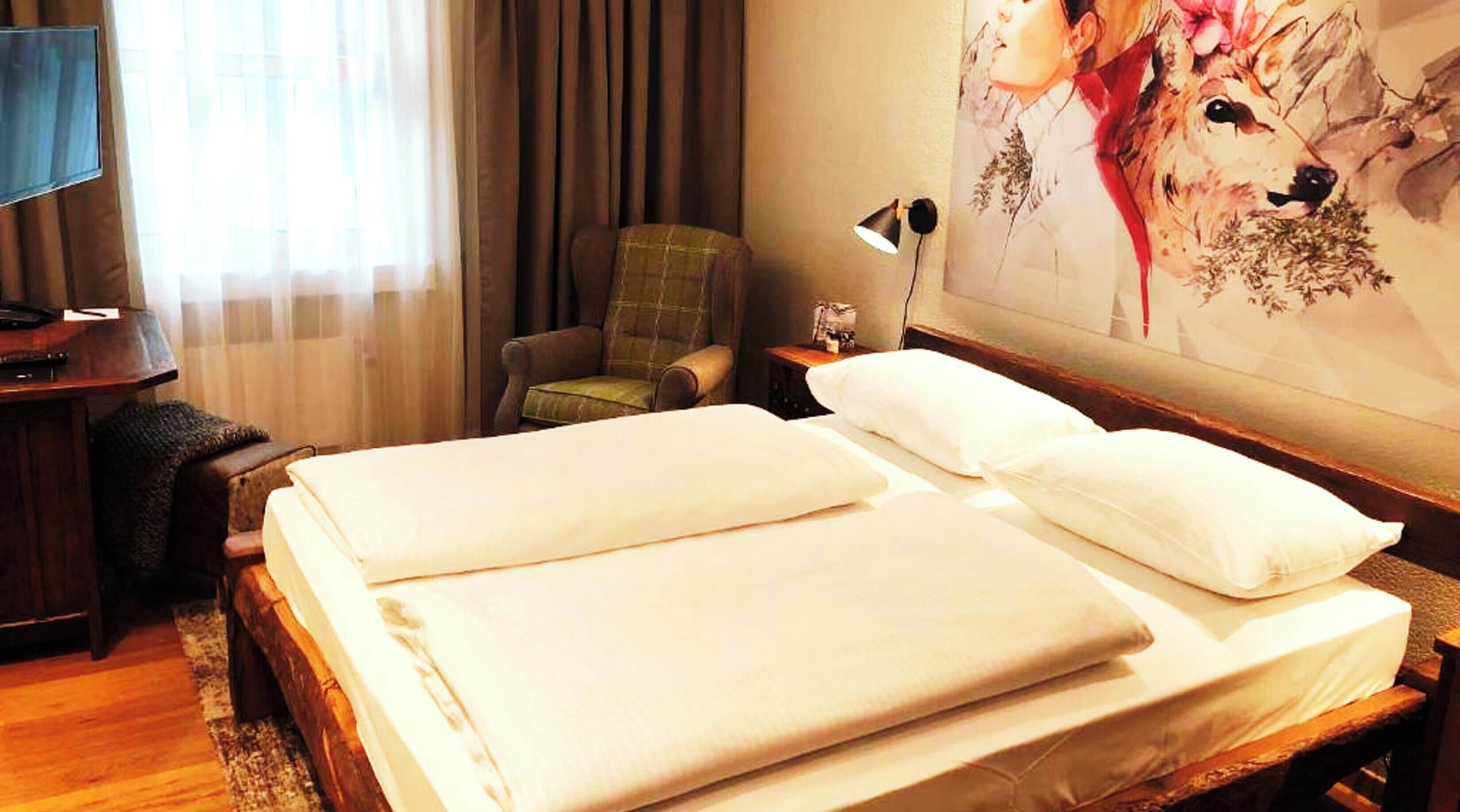 Ropa de cama hipoalergénica y caja de seguridad en la habitación 