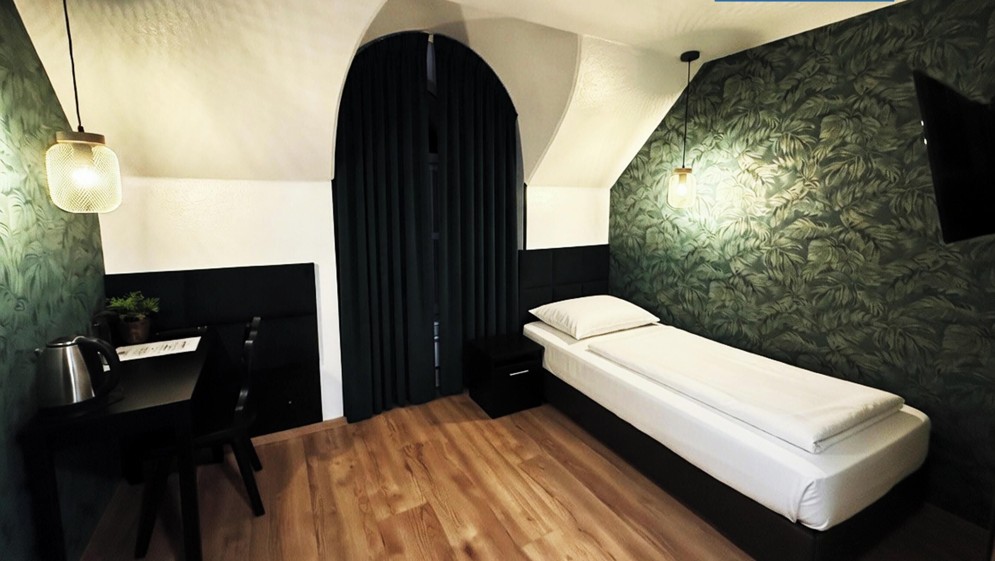 Enkeltrom – standard | Allergitestet sengetøy, safe på rommet og individuelt dekorert