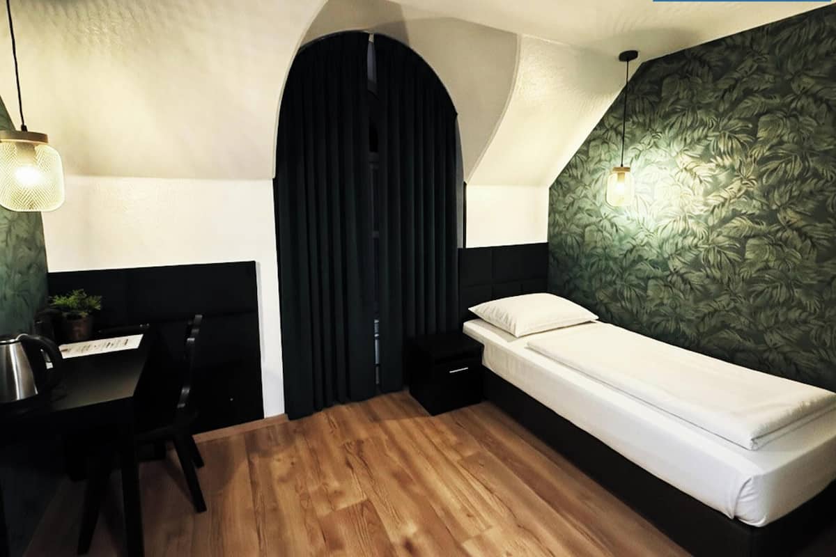 Enkeltrom – standard | Allergitestet sengetøy, safe på rommet og individuelt dekorert