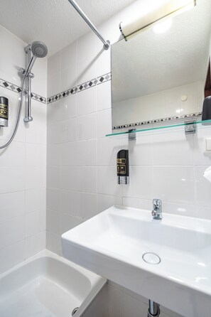 Secador de pelo, toallas, jabón, shampoo