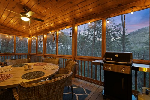 YR mountain views 10 mins to Main Street with fireplace, hot tub, pet-friendly