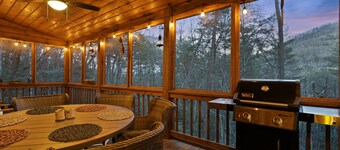 YR mountain views 10 mins to Main Street with fireplace, hot tub, pet-friendly