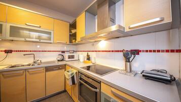 Departamento, 2 habitaciones, balcón | Cocina privada | Refrigerador con congelador, microondas, horno y parrilla de estufa