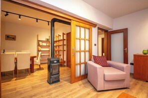 Apartamento, 2 habitaciones, balcón | Sala de estar | Smart TV de 42 cm con canales por cable