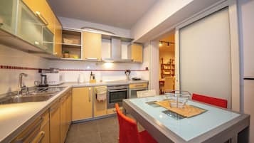 Departamento, 2 habitaciones, balcón | Cocina privada | Refrigerador con congelador, microondas, horno y parrilla de estufa