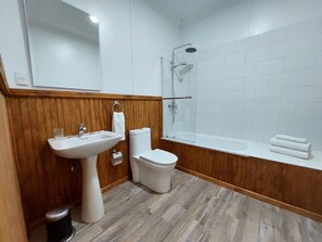 Twin Room, Garden View | Bathroom