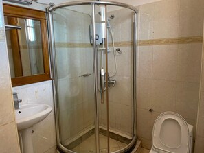 Apartemen | Kamar mandi | Shower dan handuk