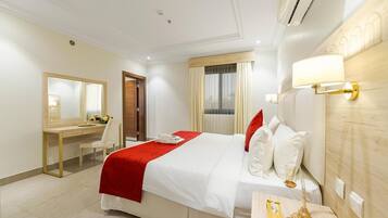 Standard Room, 1 King Bed | Desk, soundproofing, free WiFi, bed sheets