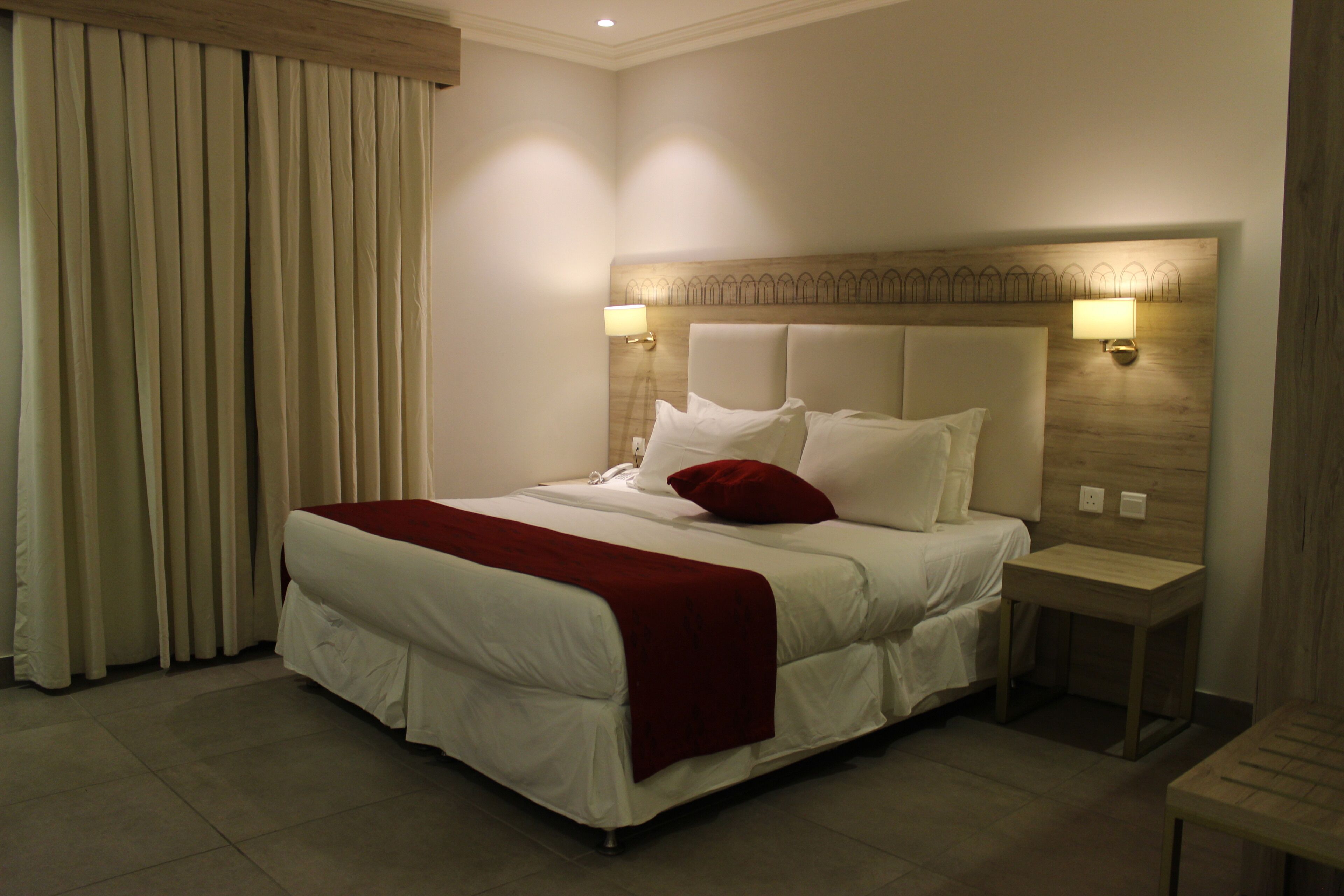 Desk, soundproofing, free WiFi, bed sheets