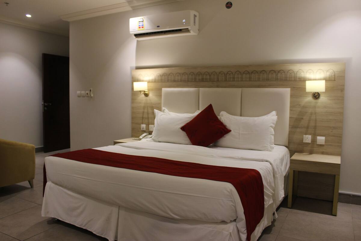 Desk, soundproofing, free WiFi, bed sheets