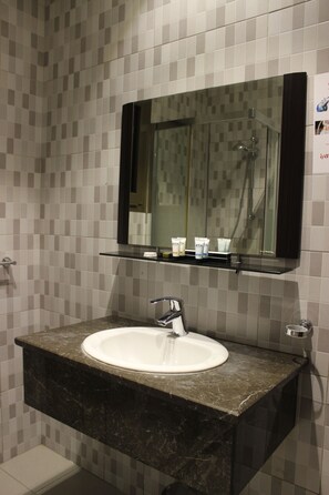 Dusche, Haartrockner, Hausschuhe, Bidet