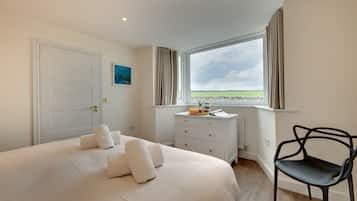 4 bedrooms, iron/ironing board, WiFi