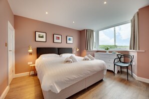 4 slaapkamers, een strijkplank/strijkijzer, wifi