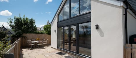 تناول الطعام بالخارج