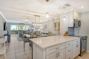 Interior - Siesta Key Stunner 2 Bed 2 Bath Ground Level Steps to Beach (Siesta Key)