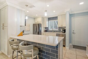 Fridge, microwave, oven, stovetop - Siesta Key Stunner 2 Bed 2 Bath Ground Level Steps to Beach (Siesta Key)