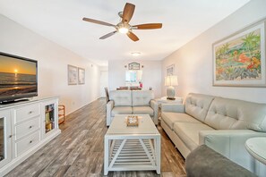 TV, books - Steps to the Beach 2 Bed 2 Bath at Siesta Key with Full Gulf Views (Siesta Key)