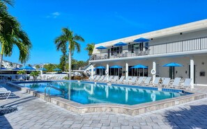 A heated pool - Steps to Siesta Key Beach 2 Bed 2 Bath with Full Gulf Views (Sarasota)