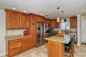 Fridge, microwave, oven, stovetop - Steps to Siesta Key Beach 2 Bed 2 Bath with Full Gulf Views (Sarasota)