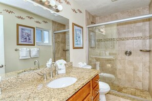 Shower, hair dryer, towels - Steps to Siesta Key Beach 2 Bed 2 Bath with Full Gulf Views (Sarasota)